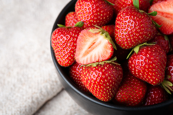 포토 JPG 해외이미지 그릇 과일 딸기 단면 사람없음 빨간색 수건 무더기 해외202310 해외포토 식기 컬러 위생용품 파일형식