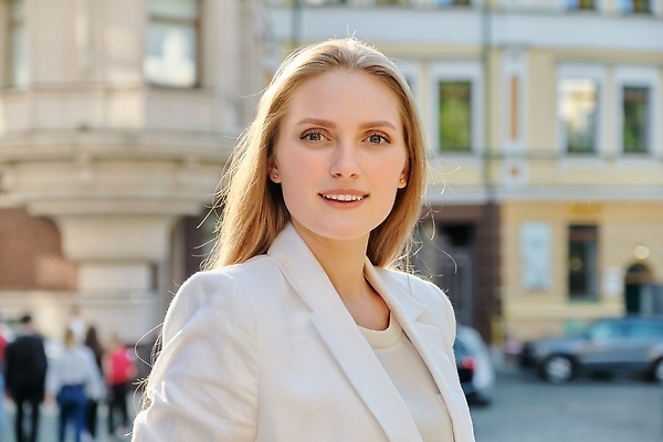 포토 JPG 해외이미지 백인 모델 직업 1 라이프스타일 응시 여자 행복 얼굴 백그라운드 회사 비즈니스 성공 노동자 거리 한명 미소 사람 정장 20대 성인 야외 사무실 뷰티 환경 도시 업무 비즈니스우먼 자신감 스마트 경영자 내추럴 경영 해외202310 해외포토 서양인 시선 옷 감정 컨셉 표정 청년 생활 신체부위 작업 직장인 리더 파일형식