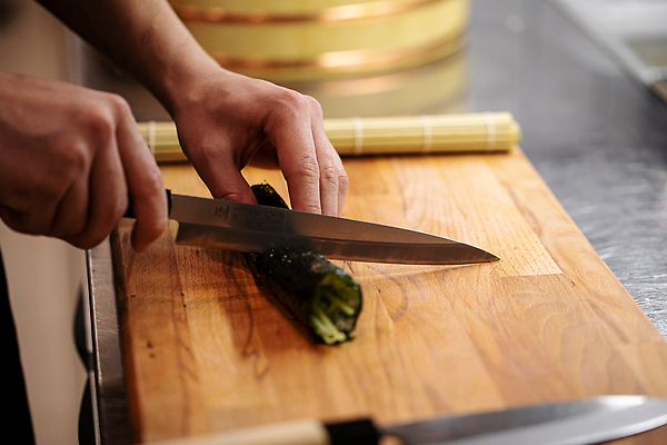 포토 JPG 해외이미지 직업 전통 음식 조각 밥 오이 건강 관리 요리 동양인 사람없음 주방 식당 일본 요리사 식사 초밥 작업실 해조류 칼 김 자르기 준비 만들기 롤 해외202310 해외포토 아시아 채소 모션 인종 상점 해양식물 일본음식 파일형식