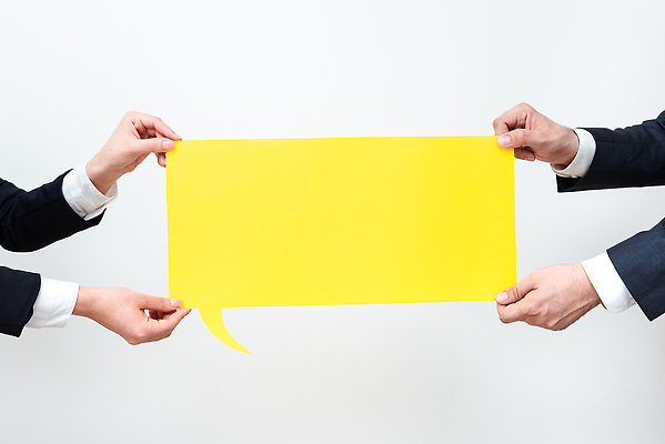 포토 JPG 해외이미지 손 종이 백그라운드 말풍선 아이디어 들기 신체부위 노란색 카피스페이스 해외202310 해외포토 컬러 컨셉 모션 사람 공백 파일형식