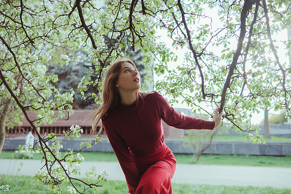 포토 JPG 해외이미지 나무 식물 라이프스타일 긴머리 드레스 공원 여자 꽃 백그라운드 자연 한명 야외 빨간색 초록색 금발 태양 뷰티 맑음 봄 벚꽃 표현 신선 냄새 아로마테라피 우크라이나 펠트 스타일 해외202310 해외포토 자연요소 1 헤어스타일 옷 계절 공공시설 유럽 컬러 날씨 사람 생활 생태계 테라피 파일형식 천_직물