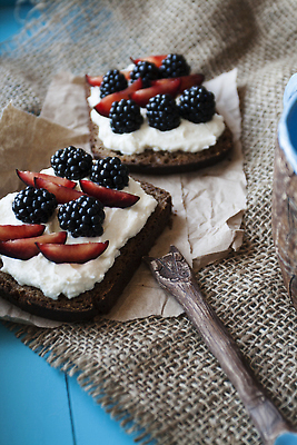 포토 JPG 해외이미지 라이프스타일 그릇 접시 열매 꽃 음식 빵 다이어트 탁자 치즈 주택 샌드위치 건강 씨앗 사람없음 목재 컵 숟가락 식사 고양이 견과류 시골 직물 신선 오픈 맛 아침식사 계획 삼베 준비 유기농 블랙베리 점심식사 채식주의자 호밀 스타일 리코타치즈 해외202310 해외포토 나무 식물 식기 웰빙 가구 컨셉 과일 재료 포유류 유제품 곡류 수저 건물 생활 반려동물 채식 파일형식 천_직물
