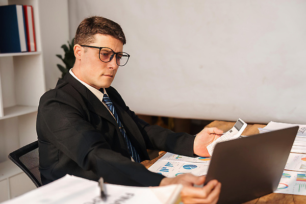 포토 JPG 해외이미지 직업 여자 남자 컨셉 회사 비즈니스 사업가 통신 통계 성공 그래프 직장 한명 사람 앉기 성인 금융 노트북 컴퓨터 사무실 디지털 자료 정보 성장 업무 작업 비즈니스맨 비즈니스우먼 계획 사이버 책상 분석 보고서 경영자 문서 투자 온라인 회계 경영 마케팅 해외202310 해외포토 1 가구 모션 경제 전자제품 직장인 리더 파일형식