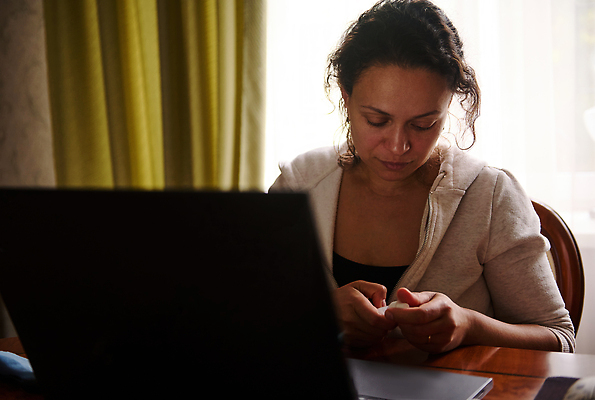 포토 JPG 해외이미지 웰빙 여자 사업가 건조 건강 피곤 한명 사람 치료 노트북 약 건강관리 고통 젖음 촉촉함 짜증 업무 액체 떨어짐 질병 약국 예방 시력 비전 업무과다 문제 안과 수분크림 염증 위생관리 치료제 치유 트러블 프리랜서 광학 여자한명만 신청 해외202310 해외포토 직업 1 감정 컨셉 의학 병원 관리 전자제품 화장품 작업 여자만 파일형식