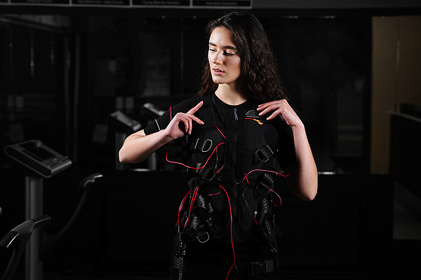 포토 JPG 해외이미지 모델 행복 신체 근육 건강 한명 미소 사람 취미 건물 세로 운동 약 공구 몸무게 만족 흥분 체육관 근육질 전자 업그레이드 표현성 해외202310 해외포토 1 건축물 감정 의학 표정 도구 몸매 파일형식