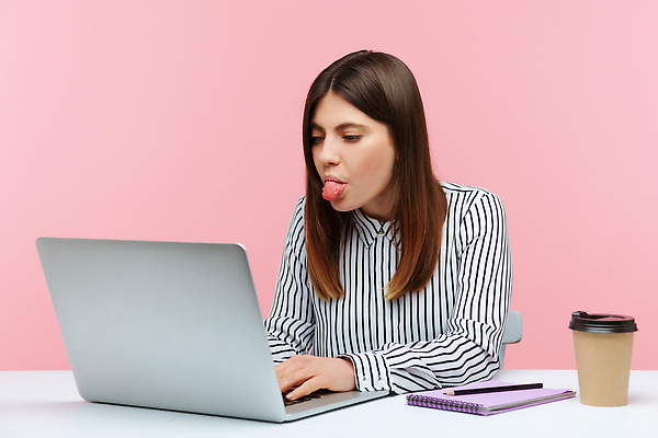 포토 JPG 해외이미지 스튜디오촬영 백인 직업 여자 감정 장난 비즈니스 청소년 갈색머리 직장 실내 한명 사람 노트북 사무실 기쁨 표현 유머 찡그림 시원함 흥분 긍정 보여주기 유인원 불만 고립 영상통화 해외202310 해외포토 서양인 1 헤어스타일 컨셉 회사 포유류 모션 표정 내부 전자제품 통화 파일형식