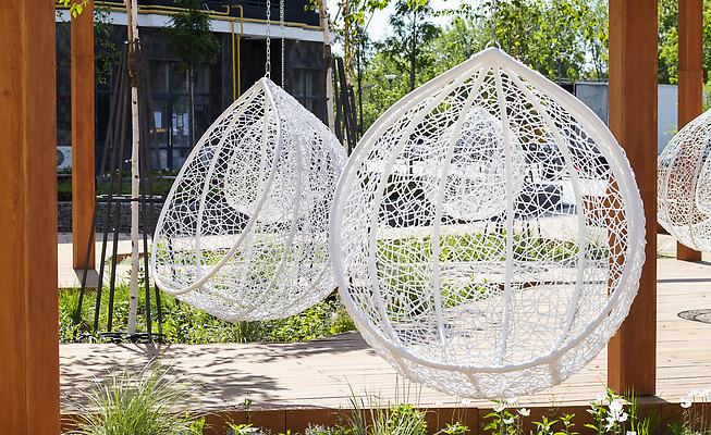 포토 JPG 해외이미지 나무 디자인 꽃 가구 의자 건축양식 자연 부동산 휴식 주택 매달리기 풍경 사람없음 야외 목재 울타리 정원 흰색 재산 등나무 안락 해외202310 해외포토 식물 건축 컬러 생활용품 컨셉 재료 모션 건물 금융 담장 생태계 파일형식