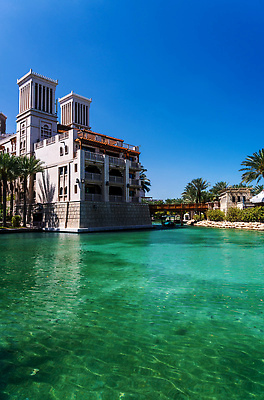 포토 JPG 해외이미지 여행 건축양식 휴가 풍경 사람없음 야외 건물 물 여름 쇼핑 강 탑 보트 시장 쇼핑몰 휴양지 수로 스카이라인 아랍에미리트 두바이 랜드마크 해외202310 해외포토 자연요소 건축물 계절 건축 배_교통 중동 장소 파일형식