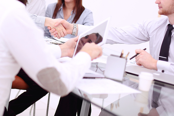 포토 JPG 해외이미지 직업 손 여자 남자 종이 백그라운드 비즈니스 사업가 통신 성공 그래프 협력 설계 악수 사람 앉기 여러명 성인 사무실 믿음 거래 흰색 업무 작업 비즈니스맨 비즈니스우먼 상담원 책상 분석 동료 직원 계약 이익 회계 떨림 경영 동의 지원 해외202310 해외포토 감정 컬러 가구 다수 컨셉 관계 모션 손짓 신체부위 경제 직장인 사무원 파일형식