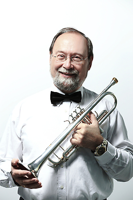 포토 JPG 해외이미지 백인 직업 1 전통 남자 얼굴 음악 백그라운드 놀이 기술 실내 한명 사람 정장 성인 검은색 소리 연주자 음악가 방 장비 흰색 기구 잡기 클래식 예술가 트럼펫 재즈 고립 놋쇠 리듬 뮤지컬 블루스 실행 타격 스타일 해외202310 해외포토 서양인 옷 컬러 컨셉 모션 문화예술 내부 신체부위 금관악기 파일형식