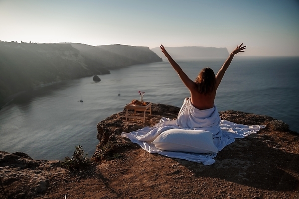 포토 JPG 해외이미지 백인 라이프스타일 여자 행복 바다 여행 겨울 베개 청소년 자연 아침 휴가 휴식 건강 한명 야외 물 뷰티 평화 맑음 꿈 추위 자유 가을 침대 최고 담요 무료 해외202310 해외포토 주간 자연요소 서양인 1 계절 감정 가구 컨셉 침구 날씨 사람 생활 생태계 파일형식