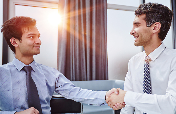 포토 JPG 해외이미지 직업 손 종이 컨셉 회사 비즈니스 CEO 사업가 성공 협력 악수 창조 대화 협상 사람 인종 두명 금융 사무실 믿음 우정 거래 업무 비즈니스맨 비즈니스우먼 대표 토론 고객 책상 동료 계약 사인 문서 환영 떨림 지원 콜라보레이션 표현성 해외202310 해외포토 여자 남자 감정 가구 관계 모션 말하기 손짓 신체부위 경제 친구 작업 직장인 파일형식