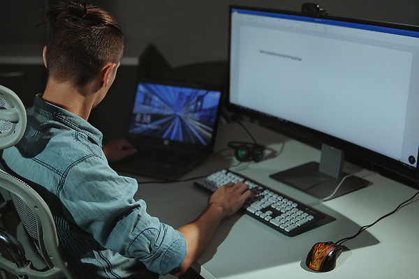 포토 JPG 해외이미지 직업 학생 라이프스타일 디자인 교육 인터넷 비즈니스 사업가 노동자 주택 아이디어 한명 노트북 스터디 컴퓨터 사무실 디지털 비즈니스맨 암호 야간 저녁 연결 상인 사이버 무역 온라인 해커 혁명 개발 게이머 데이터베이스 소프트웨어 프로그래머 프로그램 프로젝트 프리랜서 해외202310 해외포토 자연요소 1 남자 산업 컨셉 사람 건물 생활 전자제품 학습 직장인 범죄 파일형식