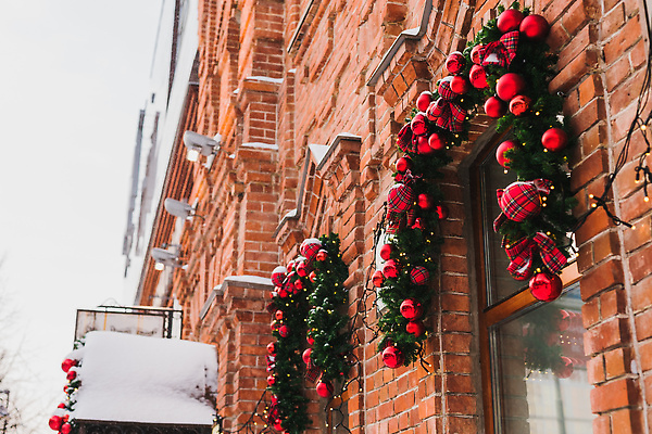포토 JPG 해외이미지 크리스마스장식 크리스마스 겨울 창문 거리 사람없음 야외 건물 마을 벽돌집 오너먼트 크리스마스리스 눈덮임 해외202310 해외포토 건축물 계절 기념일 컨셉 주택 화환 파일형식
