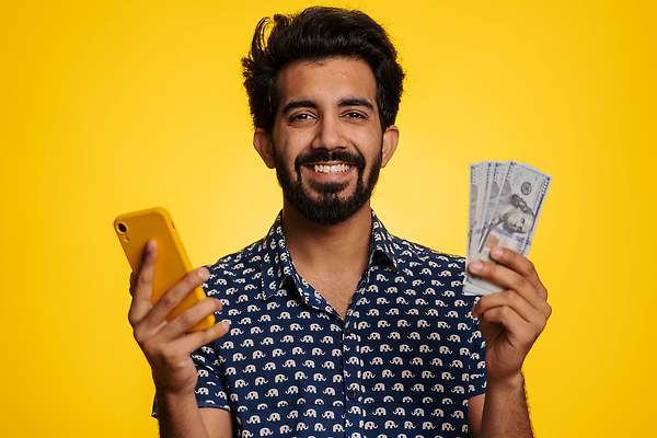 포토 JPG 해외이미지 라이프스타일 남자 행복 지폐 돈 인터넷 응원 성공 기념 실내 한명 금융 스마트폰 핸드폰 달러 희망 놀람 우승 행운 재산 인도인 만족 긍정 온라인쇼핑 재택근무 대출 고립 골 노란배경 복권 수입 잭팟 챔피언 프리랜서 필승 힌두교 카피스페이스 해외202310 해외포토 외국인 직업 1 감정 종교 백그라운드 컨셉 비즈니스 표정 사람 동양인 내부 생활 경제 전자제품 스마트기기 쇼핑 노란색 공백 최고 온라인 파일형식