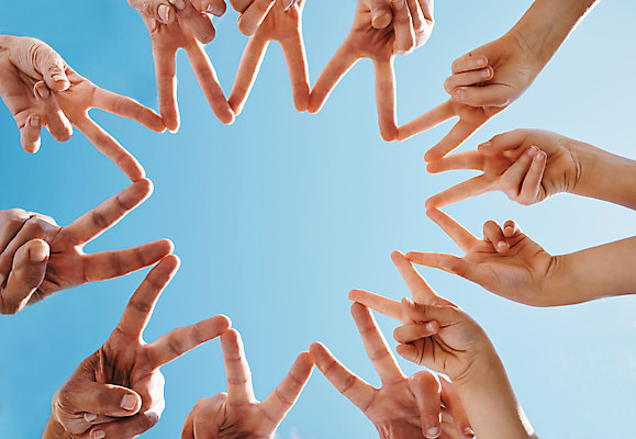 포토 JPG 해외이미지 손 로우앵글 하늘 협력 함께함 신체부위 브이 해외202310 해외포토 뷰포인트 컨셉 사람 손짓 파일형식