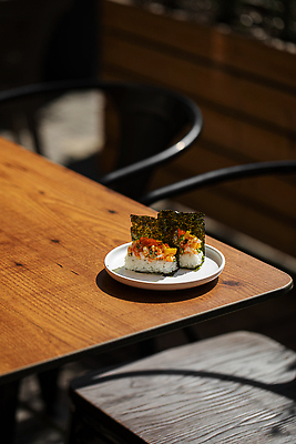 포토 JPG 해외이미지 음식 부분 탁자 밥 새우 동양인 사람없음 옆모습 세로 유행 식당 일본 식사 초밥 김 메뉴 롤 캐비아 해외202310 해외포토 아시아 뷰포인트 가구 식재료 갑각류 인종 상점 해조류 일본음식 파일형식