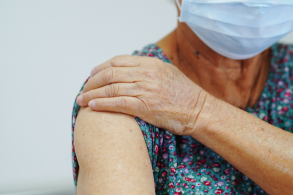 포토 JPG 해외이미지 여자 할머니 얼굴 왕관 건강 병원 가면 안전 사람없음 약 환경 놀이방 펼침 추위 환자 긴급 열 수비 오염 호흡기관 바이러스 보호 질병 위험 무서움 예방 감염 전염 긴장 알레르기 돌봄 위생관리 전염병 해로움 헬프 코로나바이러스 해외202310 해외포토 노년 감정 컨셉 의학 모션 관리 사람 신체부위 도움 장기_의학 파일형식