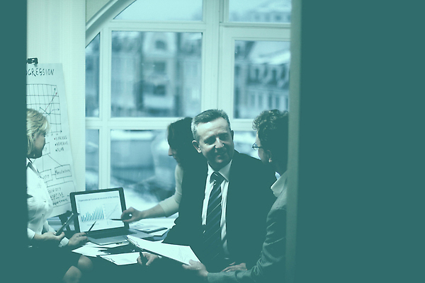 포토 JPG 해외이미지 백인 직업 여자 남자 행복 중년 비즈니스 통신 성공 협력 설계 함께함 말하기 대화 사람 앉기 정장 여러명 성인 노트북 잡기 업무 비즈니스맨 비즈니스우먼 자신감 그룹 우아함 토론 책상 동료 직원 경영자 소통 스타일 세련 해외202310 해외포토 서양인 옷 감정 가구 다수 컨셉 관계 모션 전자제품 작업 직장인 리더 파일형식