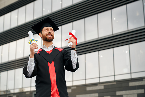 포토 JPG 해외이미지 백인 학생 응시 교육 남자 행복 2 졸업 성공 수염 갈색머리 고등학교 한명 미소 사람 소년 성인 야외 기쁨 축하 잡기 가운 대학교 주인 총각 해외202310 해외포토 서양인 1 헤어스타일 시선 옷 감정 어린이 컨셉 학교 모션 표정 파일형식