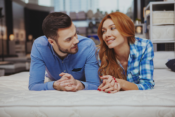 포토 JPG 해외이미지 디자인 커플 가구 가족 관계 남편 휴식 새로움 아파트 주택 함께함 건강 종류 사랑 두명 판매 세일 상점 침실 침대 직물 아내 잠 선택 구매 상품 부드러움 모음 소매 슈퍼마켓 매각 매트리스 정형외과 안락 해외202310 해외포토 감정 생활용품 컨셉 병원 사람 건물 쇼핑 감각 파일형식