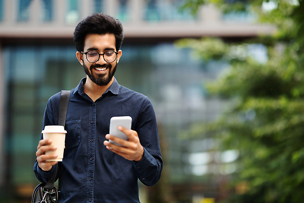 포토 JPG 해외이미지 직업 라이프스타일 남자 행복 안경 커피 비즈니스 사업가 통신 성공 모바일 수염 세포 한명 사람 성인 야외 건물 스마트폰 핸드폰 사무실 걷기 마시기 도시 비즈니스맨 자신감 메시지 연결 인도인 전화기 경영자 테이크아웃 동쪽 채팅 힌두교 해외202310 해외포토 외국인 1 건축물 잡화 감정 종교 음료 컨셉 모션 동양인 생활 전자제품 스마트기기 직장인 방향 리더 파일형식