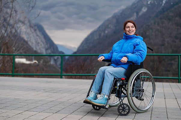 포토 JPG 해외이미지 백인 라이프스타일 여자 행복 여행 겨울 의자 자연 휴가 산 표정 건강 한명 앉기 야외 뷰티 건강관리 하이킹 장비 추위 코트 관찰 바퀴 질병 정상 큼 갑판 휠체어 포인트 장애 치유 자극 해외202310 해외포토 서양인 1 계절 감정 가구 배_교통 의학 모션 레저 관리 사람 생활 금융 외투 크기 생태계 파일형식