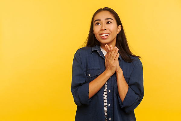 포토 JPG 해외이미지 여자 행복 감정 생각 태국 휴식 설계 아이디어 한명 미소 사람 동양인 평화 희망 기쁨 꿈 표현 인도인 집중 명상 긍정 인도네시아 공상 동쪽 고립 노란배경 배려 해외202310 해외포토 외국인 1 아시아 백그라운드 컨셉 표정 인종 노란색 방향 파일형식