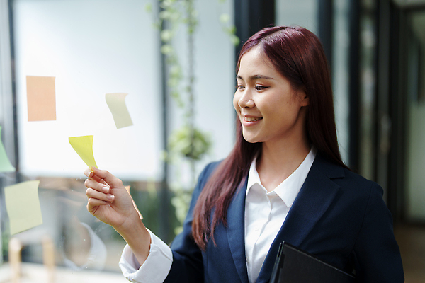 포토 JPG 해외이미지 응시 행복 비즈니스 사업가 통신 청소년 무선통신 대화 한명 서기 미소 앉기 동양인 성인 앞모습 아웃포커스 가로 노트북 스마트폰 컴퓨터 사무실 쪽지 터치 타이핑 잡기 작업 비즈니스우먼 연결 종업원 책상 미녀 보고서 경영자 문서 비서 마케팅 터치스크린 여자한명만 접근 해외202310 해외포토 직업 1 시선 여자 감정 뷰포인트 가구 모션 촬영기법 표정 말하기 사람 인종 전자제품 핸드폰 스마트기기 직장인 미인 리더 여자만 파일형식