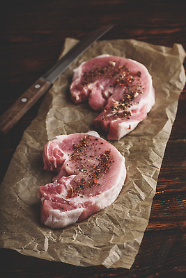 포토 JPG 해외이미지 생고기 육류 돼지고기 사람없음 향신료 식칼 나무탁자 등심 종이호일 해외202310 해외포토 식재료 탁자 주방용품 향미료 파일형식