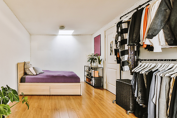 포토 JPG 해외이미지 식물 화분 액자 선반 사람없음 인테리어 문 공간 방 침대 옷걸이 나무바닥 해외202310 해외포토 디자인 가구 바닥 파일형식