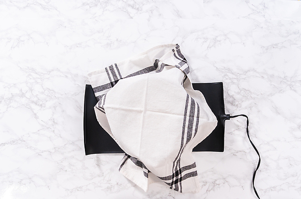 포토 JPG 해외이미지 전통 문화 치즈 피자 사람없음 수건 이탈리아 껍질 사발 재산 굽기 상승 반죽 머리위 플랫레이 해외202310 해외포토 유럽 컨셉 유제품 패스트푸드 서양음식 금융 위생용품 사기그릇 플랫 구이 파일형식