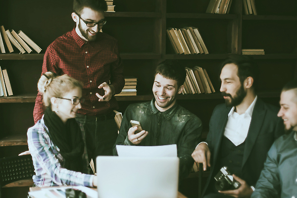 포토 JPG 해외이미지 직업 디자인 옷 남자 문화 컬러 비즈니스 함께함 실내 사람 앉기 여러명 20대 내부 그래픽 가로 노트북 사무실 알약 유행 카메라 비즈니스우먼 그룹 팔레트 시원함 토론 디자이너 직원 시작 브레인스토밍 해외202310 해외포토 여자 다수 컨셉 모션 청년 전자제품 약 직장인 파일형식