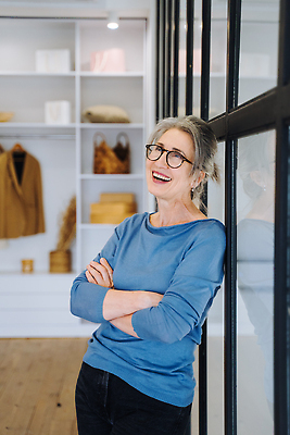 포토 JPG 해외이미지 백인 1 라이프스타일 응시 여자 행복 무기 포즈 성공 한명 서기 미소 사람 성인 뷰티 유행 카메라 흰색 비즈니스우먼 자신감 궤 보유 접기 스타일 해외202310 해외포토 서양인 시선 감정 컬러 컨셉 비즈니스 모션 표정 생활 전자제품 직장인 파일형식