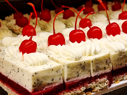 포토 JPG 해외이미지 키위 사람없음 장식 체리 조각케이크 크림 블루베리 산딸기 일렬 뷔페 해외202310 해외포토 과일 케이크 파일형식