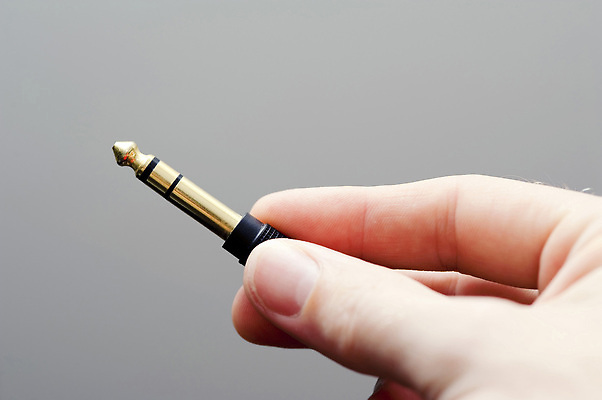 포토 JPG 해외이미지 그릇 손 음악 손가락 회색배경 사람없음 소리 장비 잡기 황금 닫기 플러그 오디오 잭 스테레오 해외202310 해외포토 식기 백그라운드 모션 문화예술 신체부위 전자제품 회색 파일형식