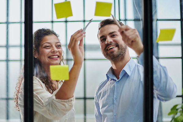 포토 JPG 해외이미지 직업 스티커 사업가 통신 성공 협력 아이디어 직장 실내 창조 대화 인종 두명 가로 사무실 검은색 우정 정보 발표 그룹 작업실 계획 연결 디자이너 종업원 동료 다인종 다민족 골 프로젝트 카피스페이스 콜라보레이션 브레인스토밍 슬로모션 해외202310 해외포토 컬러 컨셉 회사 비즈니스 관계 촬영기법 말하기 사람 내부 친구 공백 파일형식