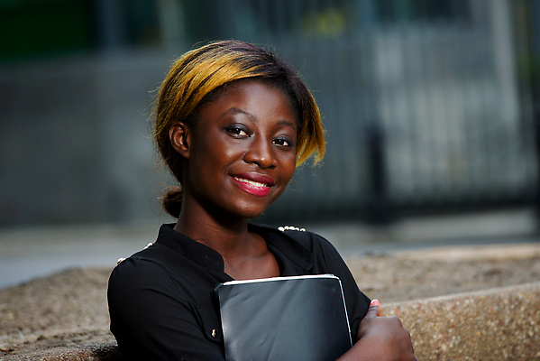 포토 JPG 해외이미지 학생 라이프스타일 공원 교육 배낭 학교 한명 미소 앉기 성인 취미 야외 책 여름 스터디 독서 뷰티 우주 잡기 업무 스마트 읽기 만족 대학교 해외202310 해외포토 1 계절 공공시설 감정 컨셉 가방 모션 표정 사람 생활 학습 작업 파일형식