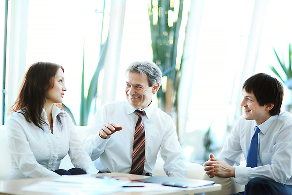 포토 JPG 해외이미지 백인 직업 여자 남자 행복 백그라운드 회사 비즈니스 사업가 통신 성공 협력 함께함 미소 사람 성인 세명 사무실 업무 비즈니스맨 비즈니스우먼 자신감 그룹 대표 토론 종업원 책상 동료 직원 경영자 리더 경영 해외202310 해외포토 서양인 감정 가구 컨셉 관계 표정 작업 직장인 파일형식