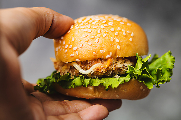 포토 JPG 해외이미지 무료이미지 손 들기 신체부위 햄버거 잡기 해외202310 해외포토 모션 패스트푸드 사람 파일형식