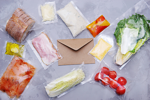 포토 JPG 해외이미지 무료이미지 음식 백그라운드 토마토 채소 식재료 재료 포장 편지봉투 치즈 사람없음 신선 상추 양배추 베이컨 비닐포장 해외202310 해외포토 봉투 유제품 돼지고기 편지 파일형식 무료콘텐츠