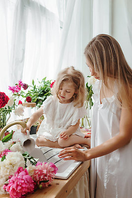포토 JPG 해외이미지 라이프스타일 열매 꽃 딸 행복 어린이 음식 분홍색 컨셉 가족 관계 딸기 엄마 휴가 사랑 두명 장식 금발 햇빛 뷰티 주방 봄 기쁨 흰색 분위기 컵케이크 조리대 어머니의날 맛있는 해외202310 해외포토 식물 헤어스타일 계절 기념일 감정 컬러 과일 사람 생활 태양 케이크 미국문화 파일형식