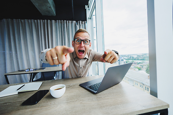 포토 JPG 해외이미지 백인 직업 학생 응시 남자 행복 감정 안경 얼굴 인터넷 비즈니스 사업가 노동자 스트레스 직장 실내 한명 사람 앉기 성인 노트북 컴퓨터 사무실 공책 표현 업무 비즈니스맨 좌절 스마트 책상 경영자 공포 충격 정중 해외202310 해외포토 서양인 1 시선 잡화 가구 컨셉 회사 모션 문구용품 내부 신체부위 전자제품 작업 직장인 리더 파일형식