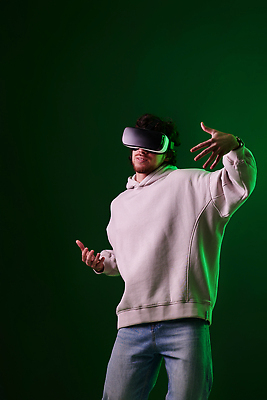 포토 JPG 해외이미지 라이프스타일 응시 남자 안경 백그라운드 놀이 미래 새로움 고글 수염 기술 실내 미술 한명 초록색 스터디 세계 3D 우주 디지털 놀람 시험 터치 게임 전자 네온 슛 비전 온라인 동영상 위로 고립 심각 가상 가상현실 밀레니얼 해외202310 해외포토 1 시선 잡화 교육 감정 컬러 컨셉 문화예술 표정 사람 내부 생활 경제 학습 디지털합성 파일형식