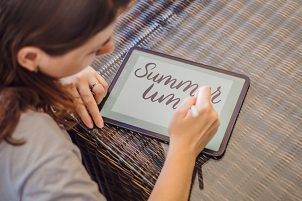 포토 JPG 해외이미지 손 디자인 여자 인터넷 캘리그라피 모바일 그래프 선물 사랑 미술 한명 사람 그래픽 책 컵 빨간색 알약 연필 디지털 스크린 장비 터치 도구 네트워크 그리기 메시지 어플리케이션 휴대용 디자이너 스케치 무선전화기 분수 그림 예술가 온라인 주인 멀티미디어 빅토리아 터치스크린 필기체 해외202310 해외포토 직업 문자 1 식기 감정 컬러 모션 문화예술 학용품 신체부위 필기구 약 전화기 오브젝트 파일형식