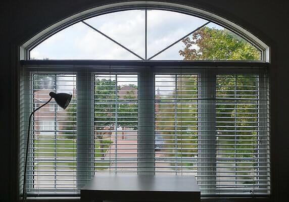 포토 JPG 해외이미지 건축양식 창문 유리 주택 사람없음 건물 방 재산 그늘 해외202310 해외포토 건축물 건축 재질 금융 파일형식