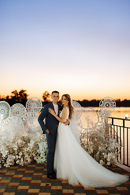 포토 JPG 해외이미지 드레스 모래 바다 분홍색 신랑 결혼 2 가족 휴가 사랑 웃음 정장 이벤트 두명 물 여름 빛 강 반사 일몰 흰색 베일 스타일 수평선 해외202310 해외포토 자연요소 옷 계절 감정 컬러 관계 표정 사람 노을 파일형식