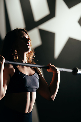 포토 JPG 해외이미지 백인 여자 무기 스포츠 포즈 신체 근육 운동선수 건강 한명 성인 운동복 운동 뷰티 힘 기차 에너지 도전 마음 널 보디빌딩 연습 클럽 체육관 팔 힘찬 해외202310 해외포토 서양인 1 옷 육상교통 컨셉 대중교통 사람 신체부위 헬스 파일형식