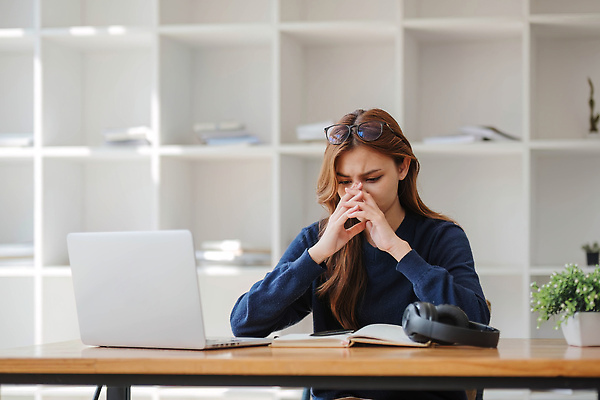 포토 JPG 해외이미지 학생 교육 어린이 생각 교실 학교 수업 스트레스 실내 피곤 한명 사람 앉기 책 노트북 학습 스터디 독서 공책 시험 슬픔 잠 업무 좌절 사이버 책상 교과서 대학교 문제 온라인 마감 부정적 심각 가상 해외202310 해외포토 1 감정 가구 컨셉 모션 문구용품 교재 내부 전자제품 작업 파일형식