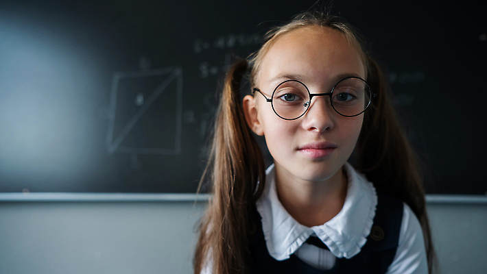 포토 JPG 해외이미지 백인 학생 여학생 여자 교육 어린이 과학 텍스트 교실 학교 수업 표정 설명 한명 학습 스터디 청춘 카메라 교사 칠판 시험 수학 스마트 심볼 분필 문제 공식 가정교사 대답 멍청이 지능 초보 해외202310 해외포토 서양인 직업 1 컨셉 교과목 모션 사람 전자제품 초크 파일형식